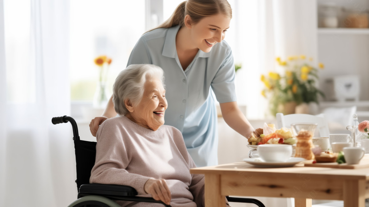 Une jeune femme vient en aide à une dame agée pour la préparation de son repas.
