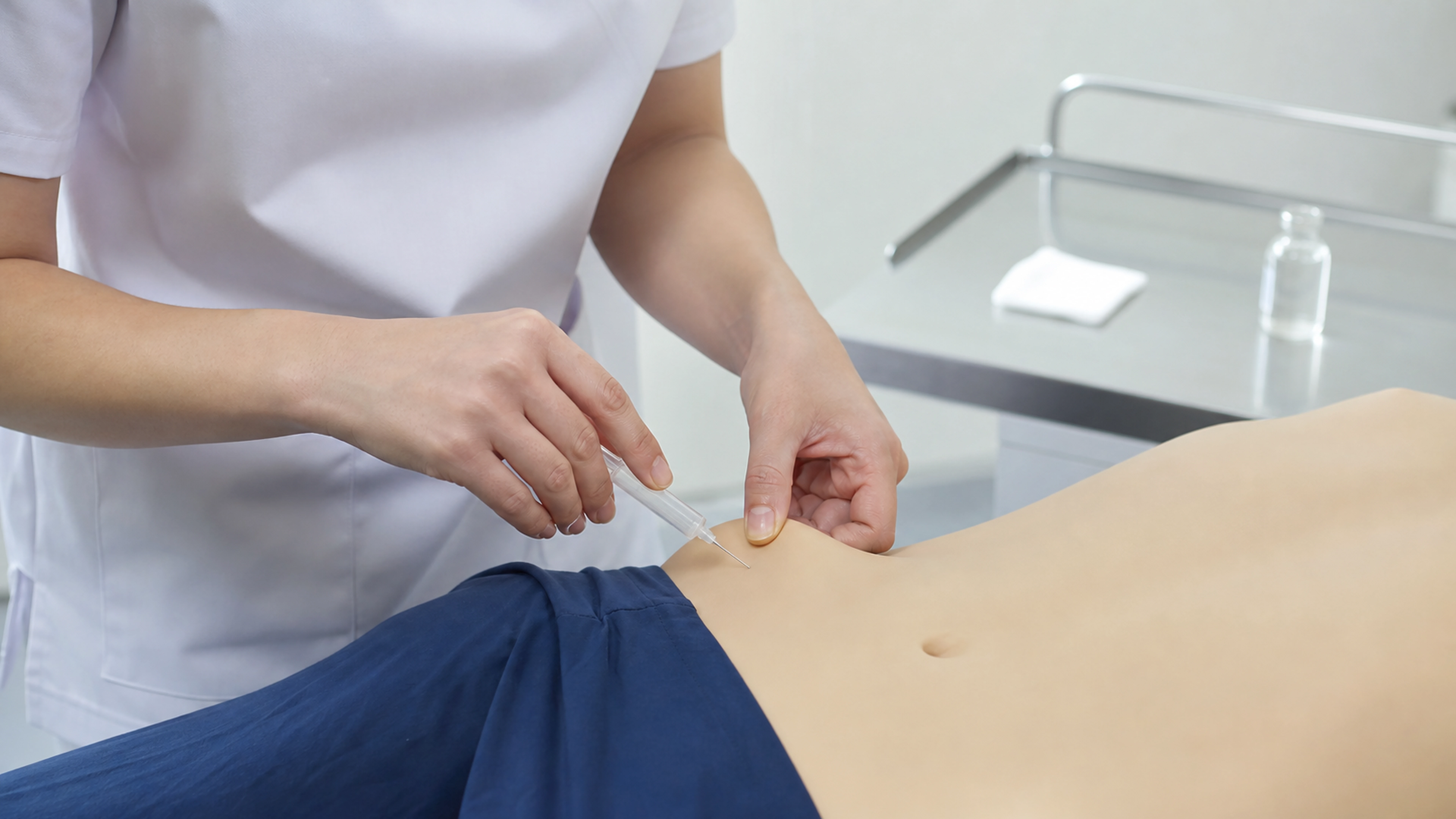 Professionnelle de santé préparant une injection sous-cutanée sur un mannequin médical