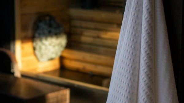 Serviette blanche dans un sauna en bois